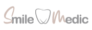 Logotipo de Smile Medic que muestra la palabra 'Smile' en una escritura manuscrita suave junto a un icono estilizado de una muela, seguido de la palabra 'Medic' que refleja profesionalidad y cuidado dental.